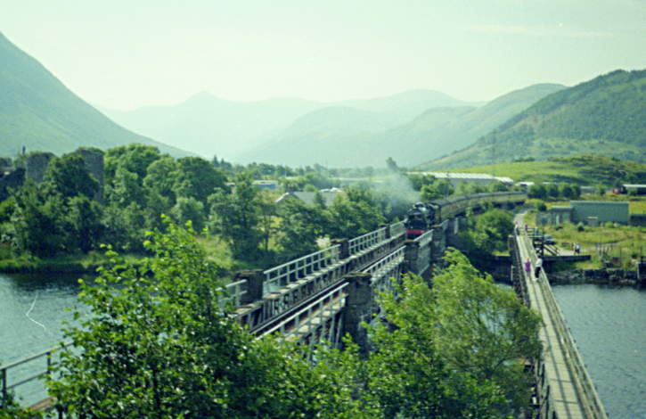 1990-08-01c.jpg - Steam train approching Lochy bridge