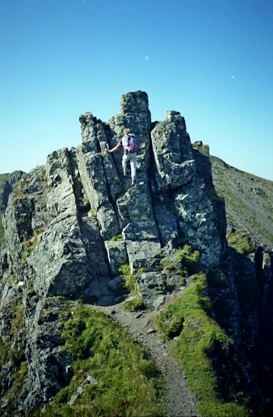 1991-09-07d.jpg - Scrambling on the ridge