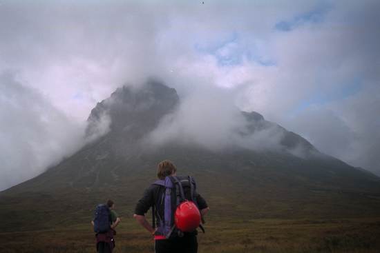 1998-09-28a.jpg - Approaching the Buachaille
