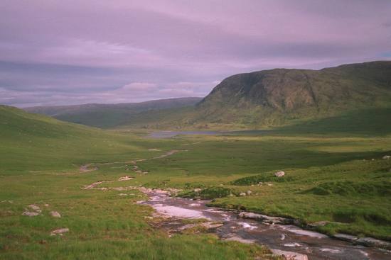 1999-06-17d.jpg - Descending to Loch Dochard