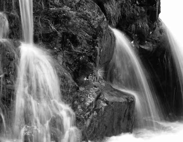 20031116-142912a.jpg - Waterfall (B/W)