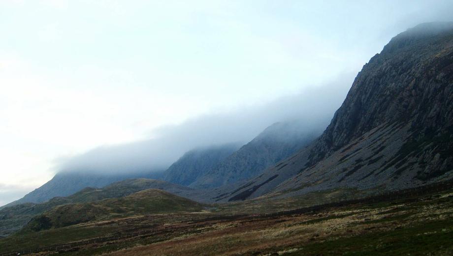 20050129-162854.jpg - Evening mist shrouds the northern crags of Cadair
