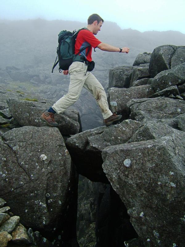 20050708-114616.jpg - Dave confidently strides along the Sgumain ridge