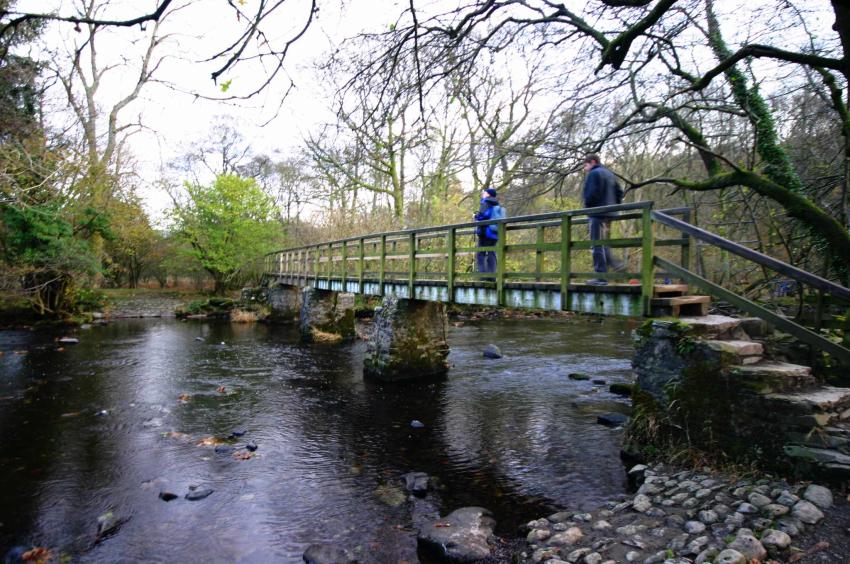 20051127-150006.jpg - Peta and Gordon crossing the footbridge
