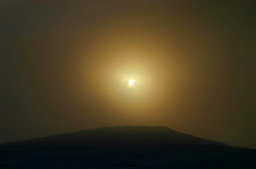 20060101-145950.jpg - Hazy sun through the mist