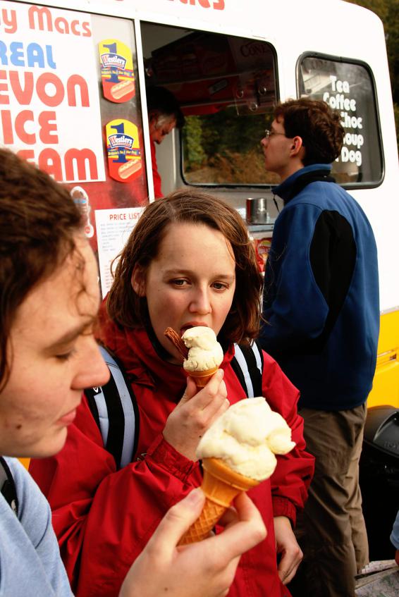 20061111-130920.jpg - Hannah and Helen enjoy ice-creams
