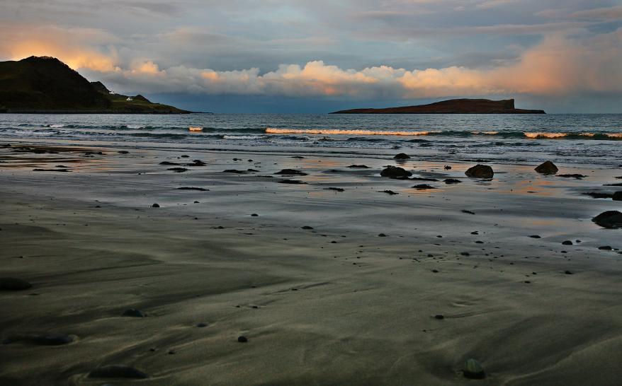 20101121-151608a.jpg - Eilean Flodaigearraidh from Brogaig beach